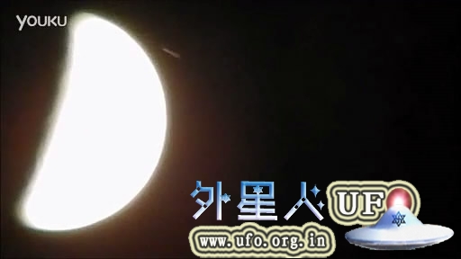 01-09-2014-cigar-ufo-flying-moon