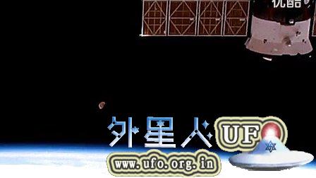 2014年11月12日国际空间站拍到巨大的半月形UFO的图片