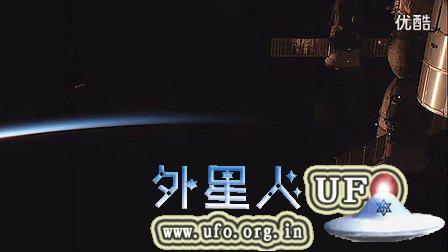 2014年11月9日国际空间站拍到UFO突然变成雪茄型的图片