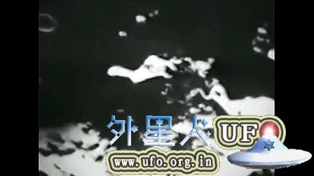 美国登月时拍到3个着陆的飞碟和半球形基地 - 外星人UFO真相_说飞碟探索ET外星人_揭秘不明飞行物之谜的网站