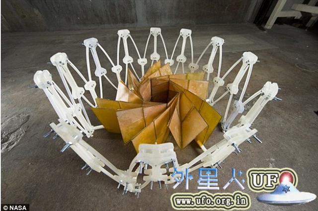 美国最新研制“太空花朵”折叠太阳能板
