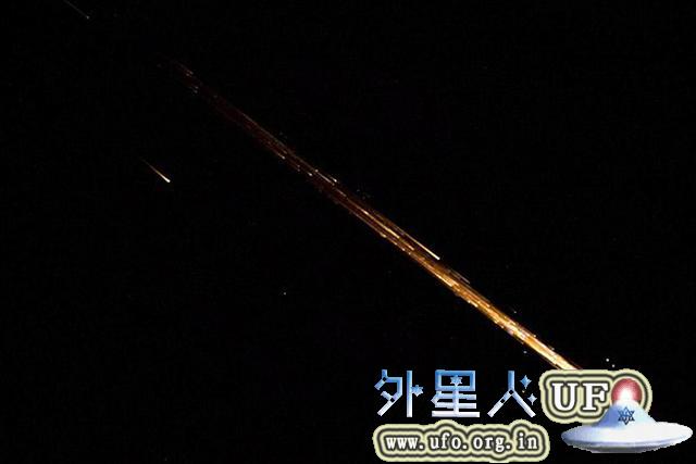 满载垃圾的宇宙飞船坠入大气层焚毁