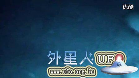 2014年12月17日美国黄石公园上空的蓝光UFO的图片