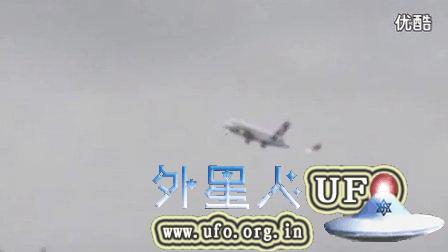 飞机后面奇怪的UFO类似超人 - 外星人UFO真相_说飞碟探索ET外星人_揭秘不明飞行物之谜的网站