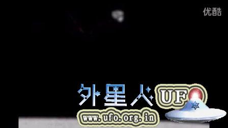 1971年8月7日阿波罗15号在月球地平线上拍到悬停的UFO的图片