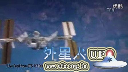 近距离靠近国际空间站的两个外星飞船