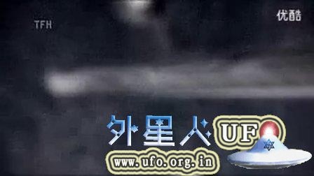 监视国际空间站的两个外星飞船的图片