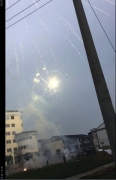 短短3秒，黑点从画面右侧出现，从左侧飞出。视频截图 第1张