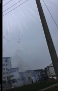 拍摄烟花发现一黑点高速飞过 难道是传说中的UFO光临扬州？ 第3张