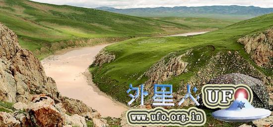 在动物学家带领下，考察队的志愿者借助船只进入峡谷。着陆之后，他们还要走进每一条山沟，登上每一个山头，仔细寻觅野生动物留下的蛛丝马迹。谷底海拔4300多米，高处山头海拔4600多米，陡峭的坡度、缺氧的环境，时刻考验着队员们的体能。烟瘴挂峡口是一处险滩，这也是长江中最靠上游的险滩。夏季，洪水季节来临，一般船只难以通过。1985年，探险家尧茂书正是在漂过这个险滩后为烟瘴挂命名的。考察队的帐篷四面都有观察孔。为让动物熟悉帐篷的存在，以获取它们的信任，帐篷需要提前几天搭建。观测期间，潜伏在帐篷中的队员不能使用烟火。 第8张