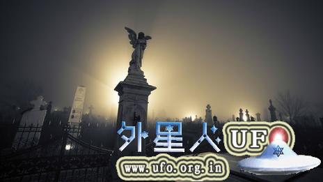 研究宗教的心理学家长期以来都认为，人们相信超自然现象的本质是寻求某种自我保护，让自己不用去面对更加残酷的现实世界。这个理论的基本观点是——当生活中发生某些重大的变故——死亡，自然灾害，或是失业，此时你的大脑会不断希望寻求一个答案，想要在一片混乱中寻找其中的意义。 第3张