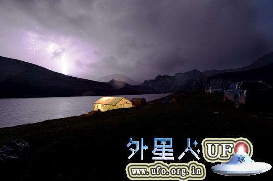 夏季的一个傍晚，重重乌云笼罩了峡谷上空，云间不时有闪电划过。此时，建在烟瘴挂峡谷口的一号营地已经亮起了灯——这个营地是考察队的大本营和运行中枢，人员和物资的车辆、船只都在这里停靠、中转。营地附近，4台云台摄像机的无线信号在这里汇集。摄影／苏岩 第21张
