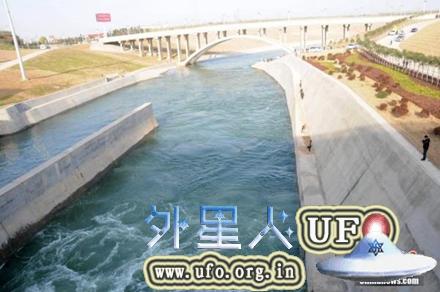 12月12日，南水北调中线一期工程通水。图为丹江口水库流出的汉江水，可以看出水质清澈。