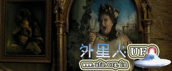 胖夫人想用“惊人的美妙歌声”震碎高脚杯，不幸失败。 第4张