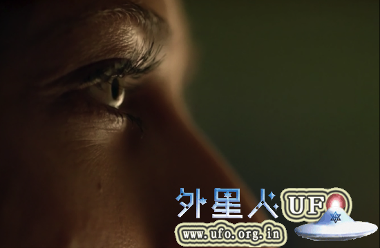 脉搏加快,瞳孔放大。在《神探夏洛克》第二季第一集中,卷福据此判断出艾琳对自己动情了,进而破解出手机密码。这些生理反应能在亲吻时得到加强。图片来源:视频截图 脉搏加快,瞳孔放大。在《神探夏洛克》第二季第一集中,卷福据此判断出艾琳对自己动情了,进而破解出手机密码。这些生理反应能在亲吻时得到加强。图片来源:视频截图