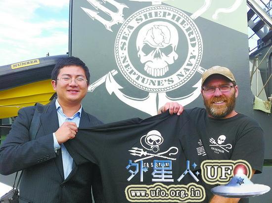 记者和反捕鲸志愿者在一起