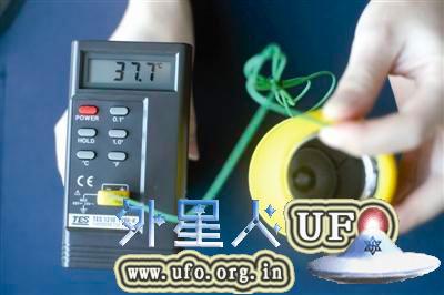 1分钟，常温凉水只能升到37.7℃实验过程：将“实验一”杯中的开水倒掉。马上倒入一杯常温水，用温度计测得，这杯水为21℃。不断摇晃杯子一分钟，打开盖子，测得杯子中的水温升高到37.7℃，接近人体体温。 第4张