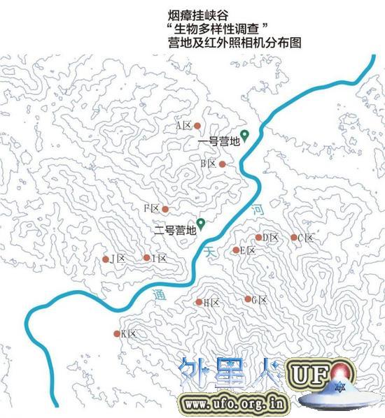 一张由卫星图生成的等高线地形图，展示了烟瘴挂峡谷的陡峭地形，“绿色江河”的两个考察营地分别位于峡谷口和峡谷内，用于隐蔽跟踪拍摄的红外照相机被安放在11个区域。制图／张立芸 第4张