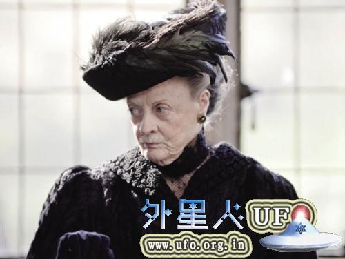2008年，当时74岁高龄的玛吉?史密斯查出早期乳腺癌，但因发现早积极治疗，如今已无大碍 第4张