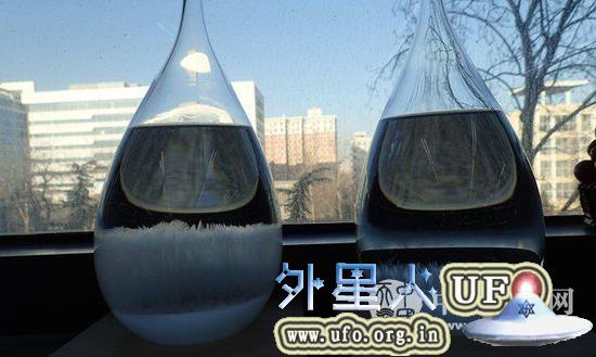 两个瓶子的结晶就像在自己生长，而且很明显左边的瓶子里的结晶长得更快。 第4张