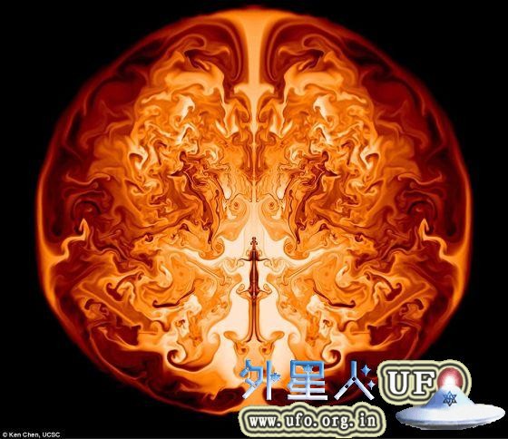 这是一张大质量恒星的内部模拟“切片”，这颗恒星的质量大约是5.55万倍太阳质量。图像展示的是其内部的氦核正在燃烧，将氦转变为氧，驱动各类流体不稳定性，从而形成了图像中所示的那些涡旋结构。这是时光的定格，展示这颗恒星进入爆发阶段一天之后的状态，此时这颗恒星的最外侧边界已经扩展到相当于今天地球围绕太阳轨道的位置 第1张