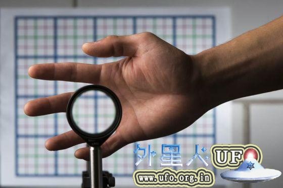 哈利•波特，你要小心了！你并不是唯一一个拥有隐形斗篷的巫师！ 第1张