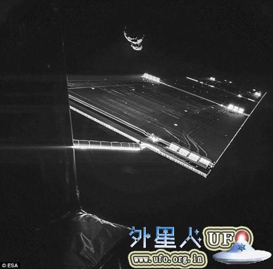 上周，罗塞塔飞船还传回了另外一张自拍照，展示了它40米长的太阳能帆板的一部分，在黑暗的太空中闪闪发光。这张图像拍摄时它距离彗星约50公里 第2张