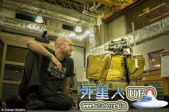 照片显示，安迪号漫游车演示组负责人同时又是工程师的沙菲尔和这个虚拟现实月球探测工具在一起。他们希望2016年将它送上月球。