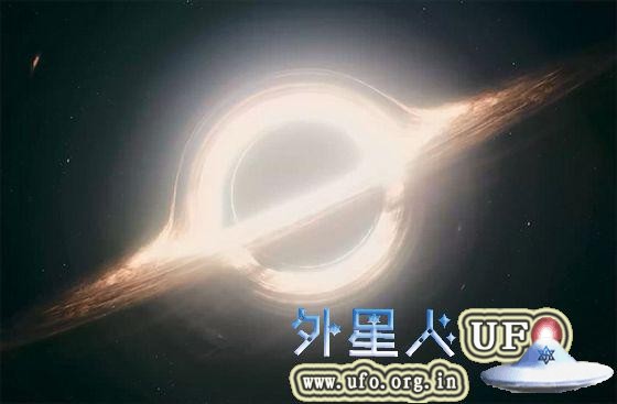 科幻大片《星际穿越》中的黑洞。拍摄过程中，《星际穿越》创作人员向世界著名物理学家基普-索恩取经。在视效小组的齐心努力下，《星际穿越》成为科幻片史上对黑洞的呈现最具有科学准确性的影片。《星际穿越》由克里斯托弗-诺兰执导，派拉蒙影业公司发行