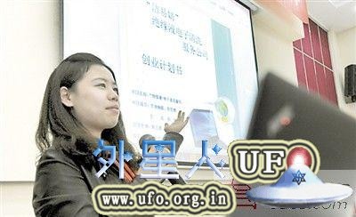 昨日，李唐婉婧介绍她的创业项目：神奇液体可为手机、电脑洗澡。 重庆晨报记者 杨新宇 摄