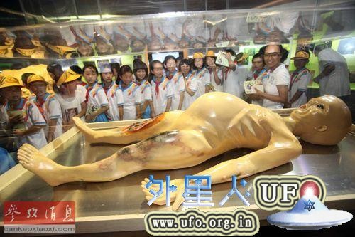 2012年6月19日，在北京举行的“外星人”科学展预展上，小朋友们在观看“外星人”模型。新华社发