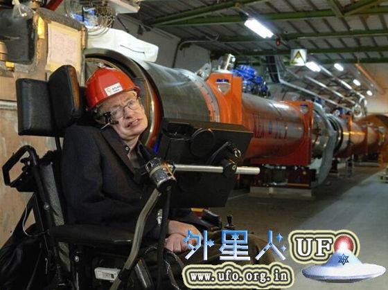 图为霍金2006年参观大型强子对撞机的情形。数年之后，希格斯玻色子被科研团队发现。