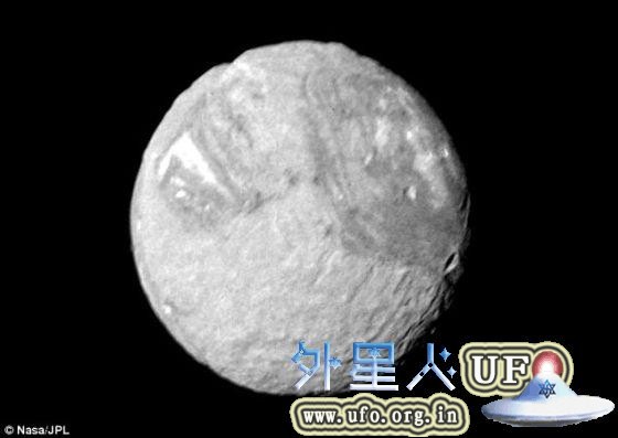 这是用旅行者2号探测器拍摄的米兰达高分辨率卫星照拼接而成的图像。米兰达是天王星卫星，被称为弗兰肯斯坦卫星。把一张米兰达的宽角度照片和8张米兰达窄角度照片合成，得到这张拼接照。它展示了米兰达卫星的奇异表面。 第1张
