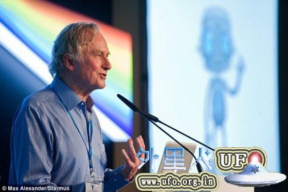 尽管道金斯（照片显示）相信外星人和人类拥有某些相同的特质，但在其他方面却截然不同，其中包括性。这位科学家对网络版《每日邮报》说，性是迄今为止没有解答的最大**疑问之一，而发现外星人可能有助于解开大多数动物靠性繁殖的谜团。 第1张