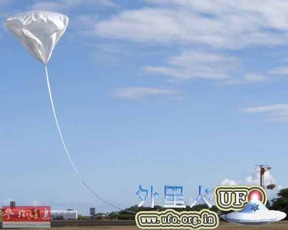 NASA碟形飞船28日在成功进行火星登陆测试后坠入太平洋。图为正在释放的高空气球拖拽飞船起飞。(美国全球之声网站)