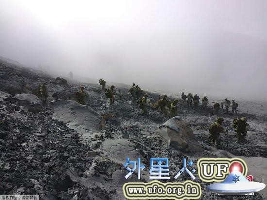 9月27日，日本长野县与岐阜县交界处的御岳山发生火山喷发。长野县警方、消防人员和陆上自卫队重启中断两天的搜救工作。
