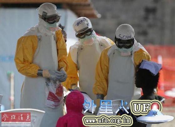 西非利比里亚疫区，几名医护人员正在为一名埃博拉感染者查体。（美联社） 第1张