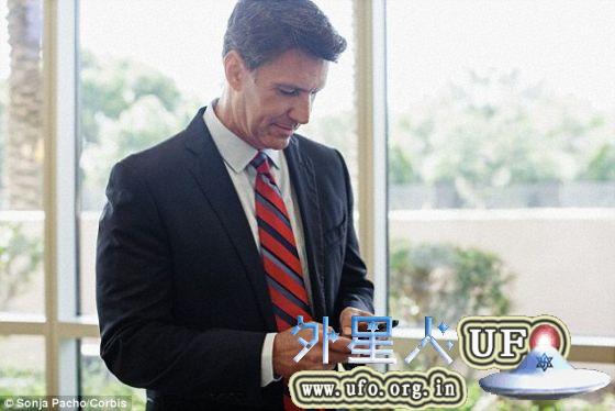 何人都可以下载Crayfis，加入宇宙射线探测网络。Crayfis在手机空闲时收集背景中的数据，采用iOS和安卓操作系统的智能手机均可安装这款应用借助于这款应用。科学家可以对宇宙射线进行探测和追踪，进而帮助他们找到宇宙射线的确切源头。