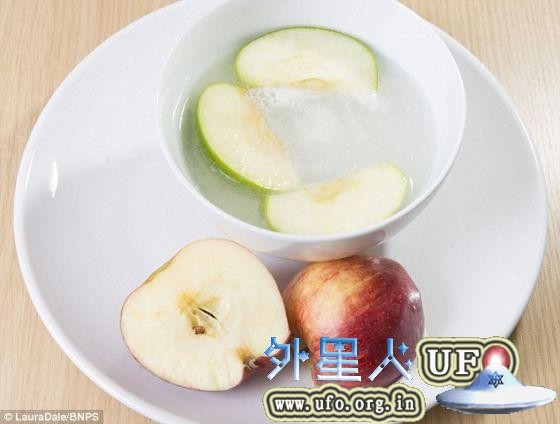 世界上第一种“气泡”苹果已经被培育出来，它在被人吃进嘴巴里时，会嘶嘶产生气泡。这种名叫Paradis Sparkling的全新品种，果肉里含有巨大的细胞，能够释放带气泡的液汁，让你感觉就像是喝了一大口富含二氧化碳的气泡饮料。这种感觉只有当苹果被吃进嘴里时才能体验到。