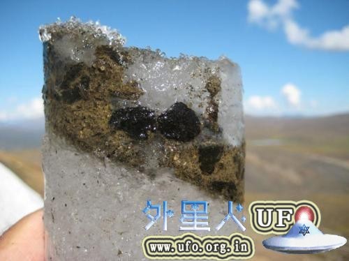 这块冰芯中保留了古老的驯鹿粪便。几千年来，驯鹿常常聚集在冰雪覆盖的地区，以躲避夏天的酷热和昆虫的袭扰。在这些粪便中，可以找到驯鹿的DNA、消化的植物，以及病毒，研究者由此可以检测出古代病毒的基因组。 第1张