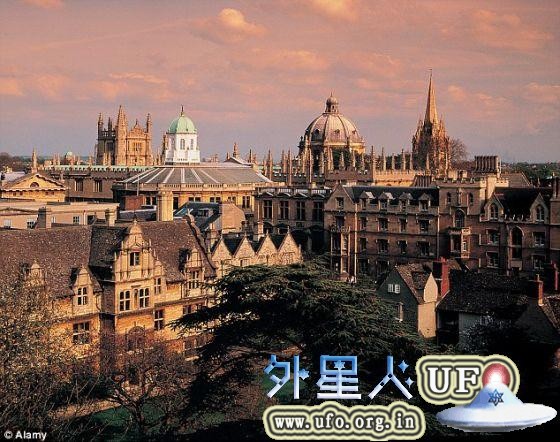 谷歌公司DeepMind部门正与牛津大学的两支人工智能研究小组合作，研制先进的类人机器人。第一支研究小组的任务是帮助机器人更好地了解用户的想法和意图，第二支研究小组的任务是通过深度学习技术提高机器人的视觉识别能力。 第1张