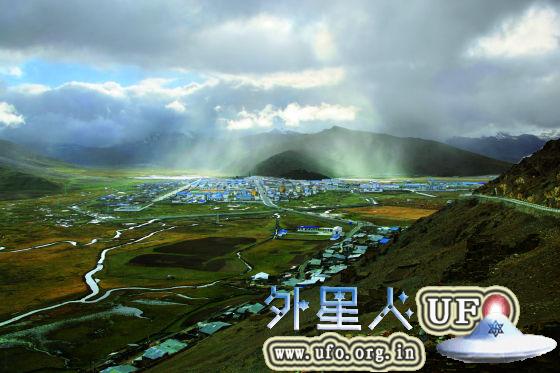 仓央嘉措出生在西藏门隅地区的达旺，很小的时候就随父母移居到错那，在这里度过了无忧无虑的青少年时代。 第2张