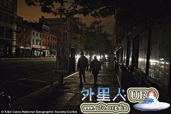 这家公司的网站说：“iViTi On的自动转换只有一个目的，就是确保用户在停电时不会摸黑。”照片展示了2012年10月31日桑迪飓风造成停电时纽约居民的状况。 第2张