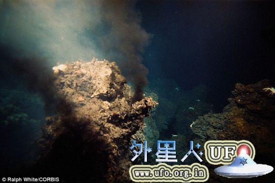科学家已在地球上各种各样的奇异环境中发现生命。照片显示，一些小螃蟹和其他海洋生物生活在海底一个深海热泉喷口附近。喷口释放出的热量和矿物质使这些动物在没有阳光的环境中活下来。耶鲁大学科学家获得的最新发现可能对寻找外星生命具有重要意义。 第4张