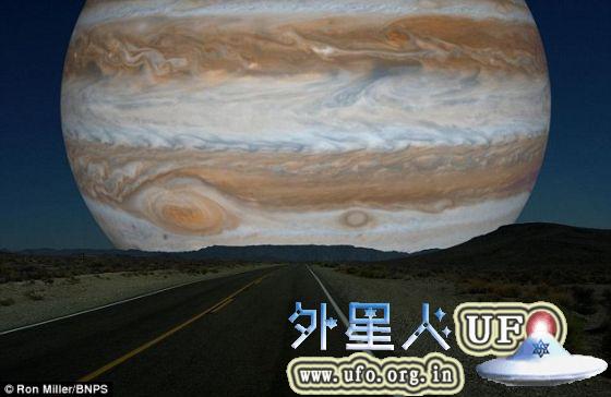 去年，天文艺术家荣·米勒（Ron Miller）创作了一系列吸引眼球的作品，即如果把月球换成太阳系的其他大行星，将会是何种情景？比如这里展示的便是如果用木星来替换月球时将会看到的景象。 第2张