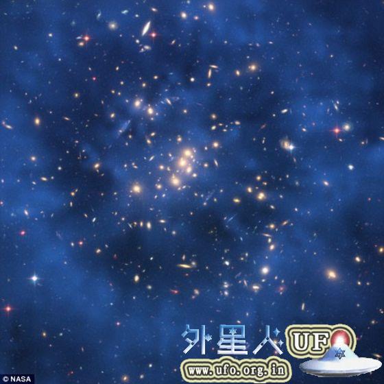 科学家们发现数据显示在与暗能量的相互作用过程中，暗物质正在逐渐减少。这张照片是采用哈勃空间望远镜拍摄图像合成的，展示的是星系团CI0024+17。 第2张