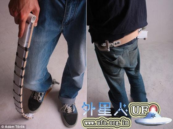 当你来到目的地，仅需打开一个简单的维克牢搭扣，就会令踏板车车身从硬变软，然后在它瘫软后，将其围在腰间，当腰带用。 第1张