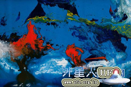 著名华人艺术家曹俊的画作《寻梦空间》搭载中国探月工程三期再入返回飞行试验返回器，实现了“地月往返”。新华网发 第3张