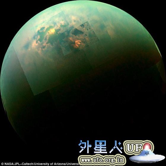 美国宇航局卡西尼号太空船制作的这张近红外彩色拼接照展示了土卫六北极海洋反射太阳光的情景。这种像镜面一样的反射叫镜面反射点，发生在泰坦最大海洋——克拉肯-马雷的南部。这里就在一个把克拉肯-马雷分成两部分的群岛的北部。 第1张
