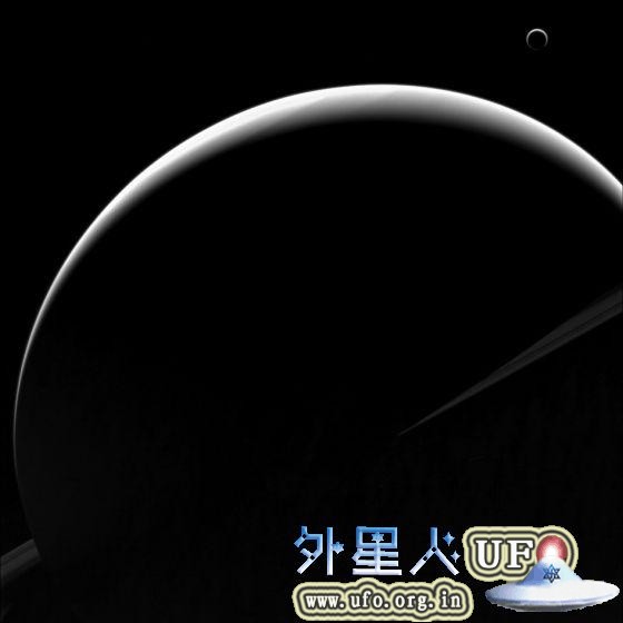 卡西尼飞船拍摄的土星与它最大的卫星土卫六，仿佛一大一小两轮弯月，场景非常宁静。